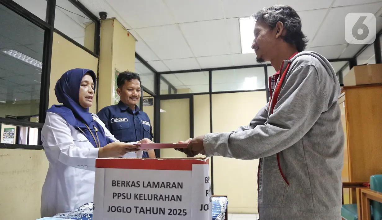 Masyarakat yang ingin melamar menjadi petugas PPSU bisa langsung datang ke kantor kelurahan setempat. (Liputan6.com/Angga Yuniar)