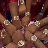Anant Ambani menghadiahkan para groomsmen pernikahannya termasuk  Shahrukh Khan-Ranveer Singh berupa jam tangan berlapis emas seharga Rp 3 miliar. [@theindianhorology].