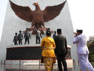 Presiden Jokowi bersama Ibu Negara, Iriana mengunjungi patung tujuh pahlawan revolusi di Monumen Pancasila Sakti, Jakarta, Kamis (1/10/2015). Jokowi memimpin upacara Peringatan Hari Kesaktian Pancasila yang jatuh pada hari ini.(Liputan6.com/Faizal Fanani)