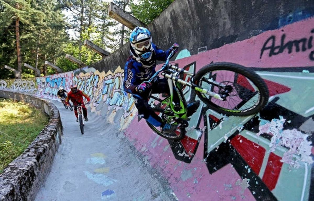 Aksi nekat bikers Downhill ngebut di lintasan miring 90 derajat