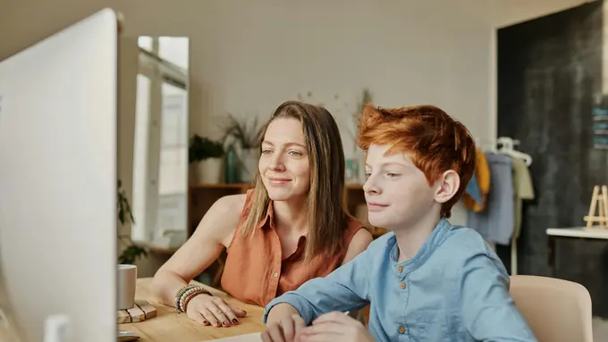 parenting contoh baik dalam penggunaan teknologi