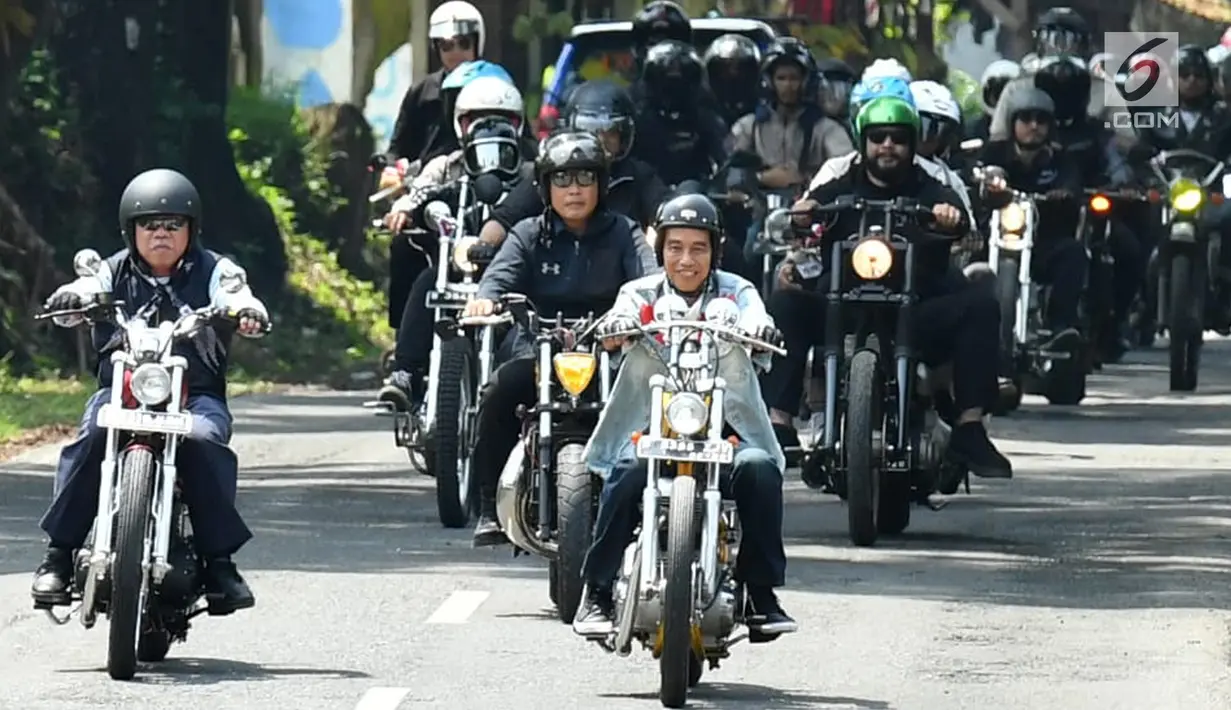 Presiden Joko Widodo atau Jokowi mengendarai motor Chopper saat blusukan di Sukabumi, Jawa Barat, Minggu (8/4). Blusukan ini dalam rangka melakukan agenda kerja di Sukabumi. (Liputan6.com/Pool/Biro Pers Setpres)