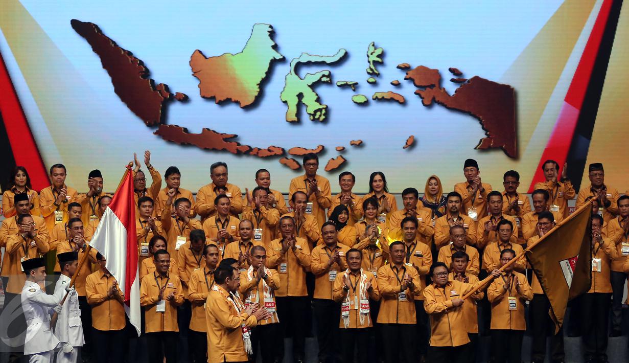 Oesman Sapta mengibarkan Panji Hanura saat acara Pelantikan Dewan Pimpinan Pusat Partai Hati Nurani Rakyat (Hanura) tahun 2016 - 2020 di Sentul International Convention Centre, Bogor, Rabu (22/02). (Liputan6.com/Johan Tallo)