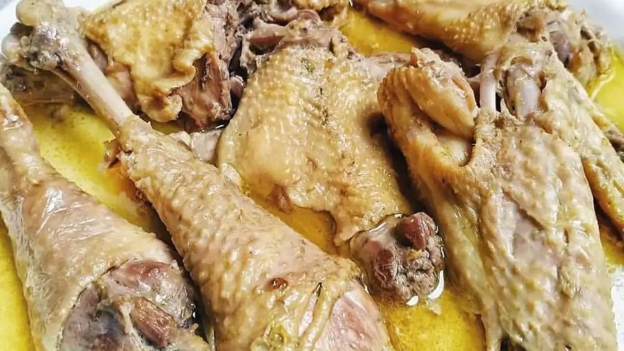 <b>5. Opor Ayam Kampung</b>
