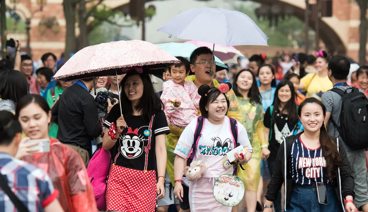 Warga berdatangan ke Shanghai Disney Resort di Shanghai, Tiongkok, (16/6). Taman bermain ini dibanjiri pengunjung di hari pertama pembukaan. (AFP Photo/Johannes Eisele)