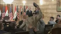 Momen pelemparan sepatu ke arah Presiden George W Bush saat berada di Irak (AP)