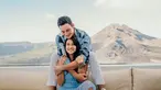 Mike Lewis dan Janissa Pradja tampil  fresh dengan OOTD bertema biru yang cerah, kontras dengan nuansa pegunungan di belakangnya. Tak ketinggalan pelukan mesra darang dari tangan kekar Mike Lewis. (Liputan6.com/IG/@mike_lewis).