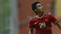 Gelandang Timnas Indonesia, Septian David, mengejar bola saat melawan Thailand pada laga SEA Games di Stadion Shah Alam, Selangor, Selasa (15/8/2017). Kedua negara bermain imbang 1-1. (Bola.com/Vitalis Yogi Trisna)