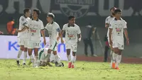 Selebrasi para pemain PSS Sleman setelah Riki Saputro (bersujud) mencetak gol ketiga ke gawang Persita Tangerang pada laga pekan ke-9 BRI Liga 1 2023/2024 di Stadion Indomilk Arena, Tangerang, Jumat (18/8/2023). (Bola.com/Abdul Aziz)