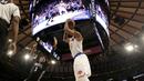 Pemain Knicks, Derrick Rose melakukan tembakan ke jaring saat melawan Sacramento Kings pada laga NBA di Madison Square Garden, (5/12/2016). Knicks menang 106-98. (AP/Julio Cortez)