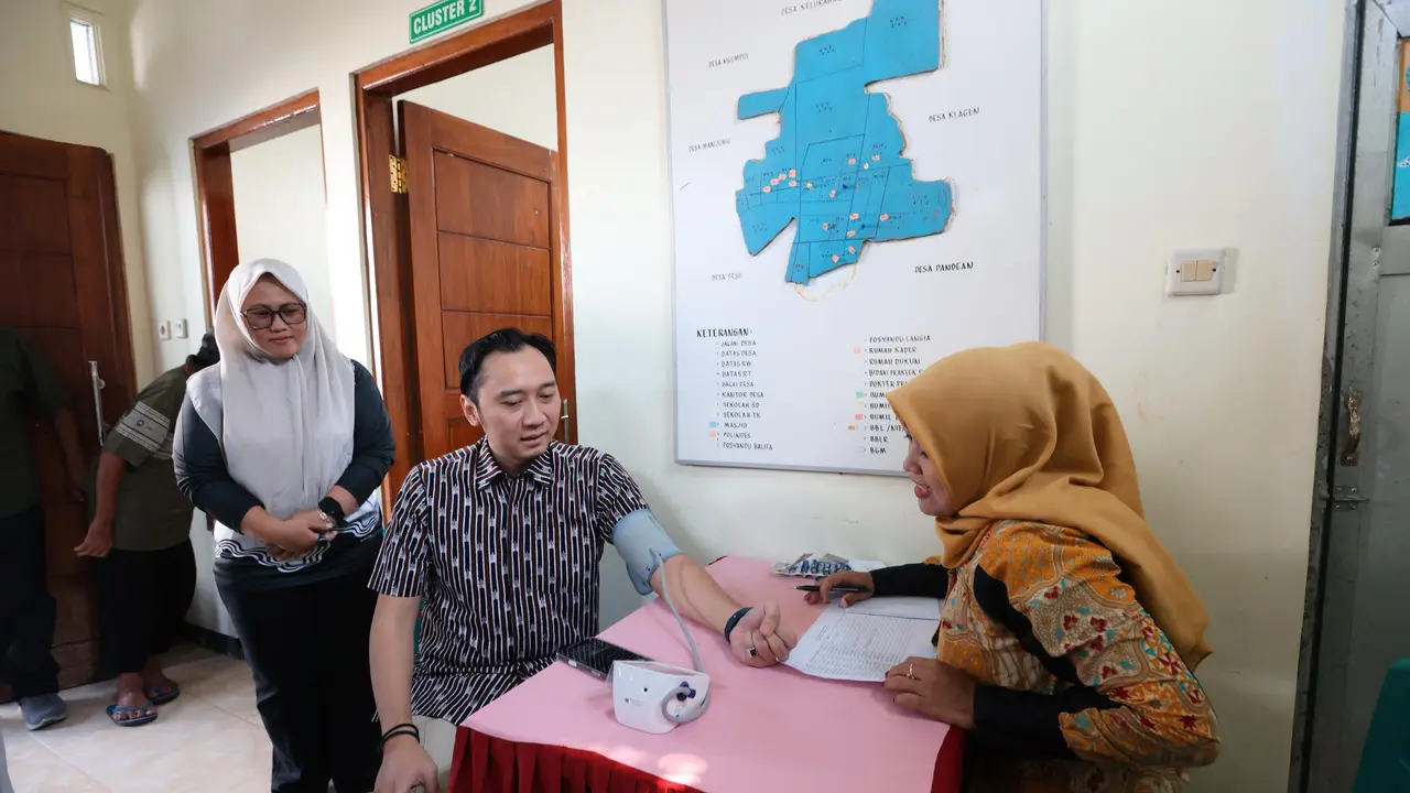 Wakil Ketua MPR RI sekaligus Ketua Fraksi Partai Demokrat DPR RI, Edhie Baskoro Yudhoyono (Ibas) memantau langsung Program Cek Kesehatan Gratis (CKG) di Desa Panggung, Kabupaten Magetan (Istimewa)