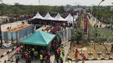 Pintu masuk Stadion Wibawamukti, Cikarang hanya dibuka dua, sehingga terjadi penumpukan penonton (Foto: Ahmad Fawwaz Usman/Liputan6.com)