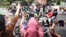 Gubernur DKI Jakarta Djarot Saiful Hidayat bersama istri Happy Farida menaiki delman sambil melambaikan tangan kepada warga dan pegawai Pemprov DKI Jakarta saat perpisahan dirinya di Balaikota DKI Jakarta, Minggu (15/10). (Liputan6.com/Immanuel Antonius)