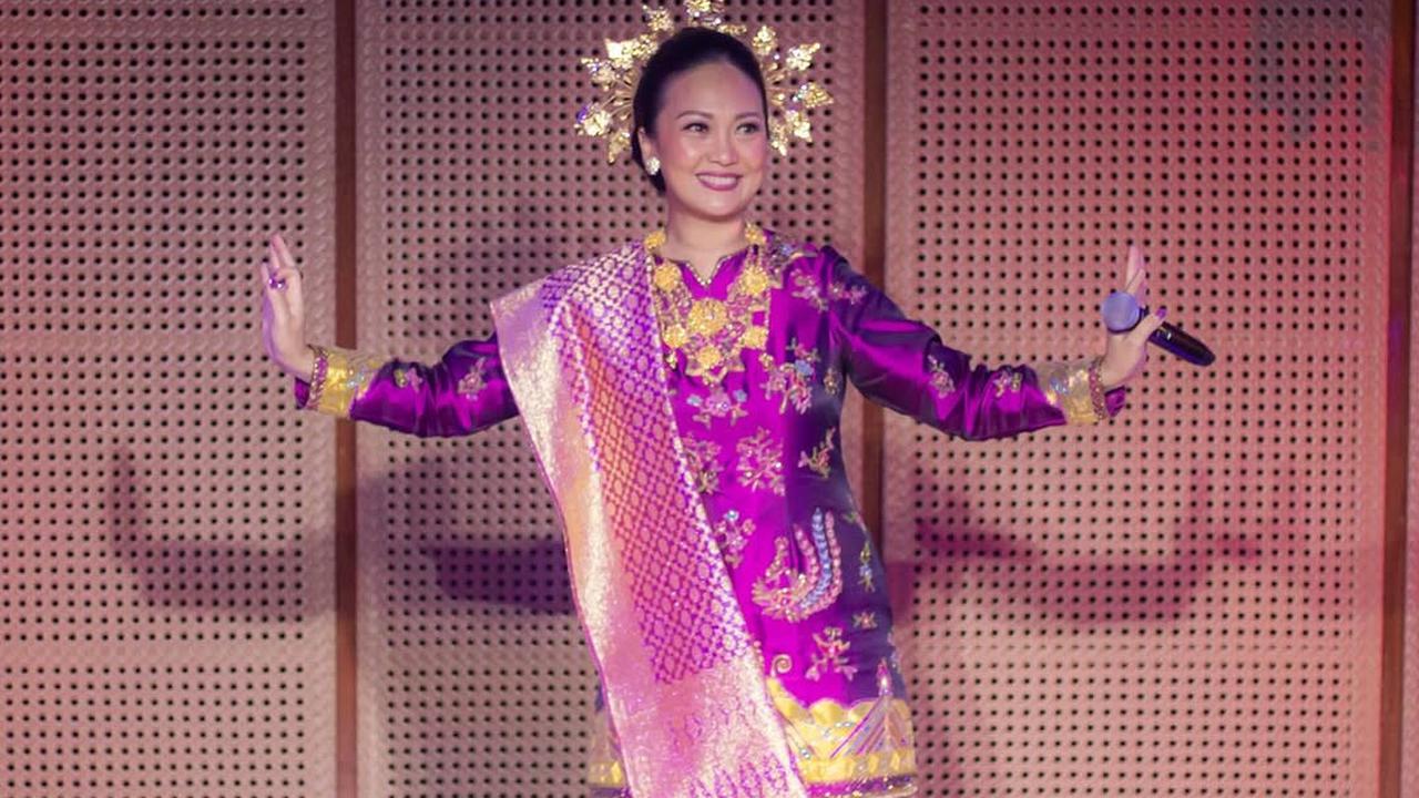 Potret Cantik Nola B3 Pakai Baju Kuruang yang Anggun dalam Konser Kenangan untuk Elly Kasim