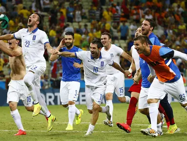 Timnas Yunani berhasil lolos ke babak 16 besar Piala Dunia 2014 setelah menumbangkan Pantai Gading 2-1 di Stadion Castelao, Fortaleza, Brasil, (25/6/2014). (REUTERS/Paul Hanna)