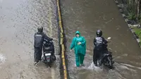 Hujan Deras Seharian Sebabkan Banjir Jakarta, 2 Ribu Lebih Warga Mengungsi