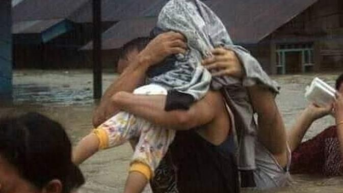 Potret Perjuangan Orang Tua Evakuasi Anaknya Saat Banjir, Bikin Haru. (Sumber: Twitter/yandi.gunawan.86)