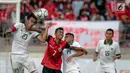 Bek Timnas Indonesia U-22, Hansamu Yama Pranata (kiri) berebut bola dengan pemain Timor Leste pada laga penyisihan grup B SEA Games 2017 di Stadion Selayang, Selangor, Minggu (20/8). Indonesia menang 1-0 atas Timor Leste (Liputan6.com/Faizal Fanani)