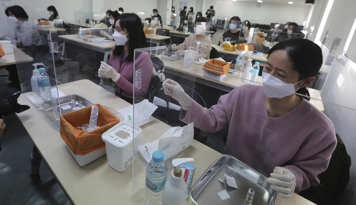 Petugas medis menghadiri pelatihan cara memberikan suntikan vaksin virus corona di Asosiasi Perawat Korea di Seoul, Korea Selatan (17/2/2021).  Korea Selatan berencana untuk memulai inokulasi virus COVID-19 dengan vaksin AstraZeneca pada 26 Februari mendatang. (AP Photo/Ahn Young-joon)