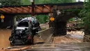 Sebuah mobil ringsek usai tersapu banjir bandang yang melanda Ellicott City, Maryland, Amerika Serikat, Minggu (27/5). (Libby Solomon/The Baltimore Sun via AP)
