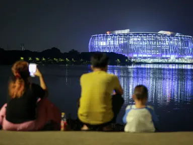 Jakarta International Stadium (JIS) yang dilihat dari Danau Cincin, Papango, Tanjung Priok, Jakarta Utara, 19 April 2022. (Bola.com/Bagaskara Lazuardi)