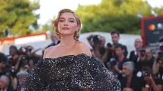 Florence Pugh dalam premier Don't Worry Darling di Festival Film Venesia 2022. (Foto: Vianney Le Caer/Invision/AP)