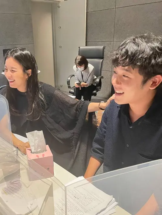 <p>"Rasanya baru kemarin saya menitikkan air mata saat membaca naskah; waktu benar-benar berlalu dengan cepat. Jung Ha, terima kasih sudah bermain Bong Seok," tulis Han Hyo Joo di Instagramnya. (Foto: Instagram/ hanhyojoo222)</p>