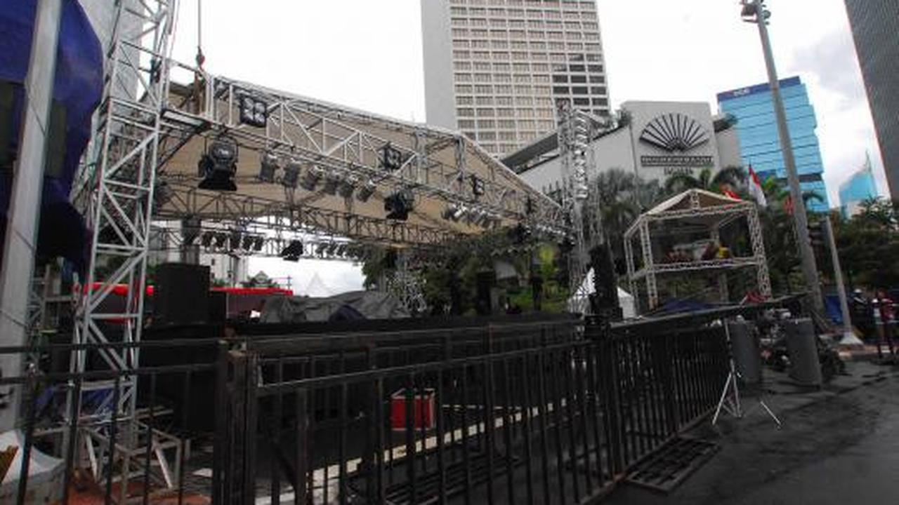 Persiapan panggung hiburan jelang tahun baru 2013