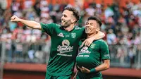 Pemain Persebaya, Ahmad Nufiandani (kanan) saat merayakan gol bersama Ze Valente. (dok. Persebaya)