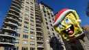 Balon raksaksa berbentuk Spongebob ikut meramaikan Parade Thanksgiving Day di New York City (26/11/2015). Beragam balon raksaksa yang dibuat seperti tokoh animasi menjadi suguhan utama dalam perayaan tersebut. (AFP Photo/Timothy A. Clary)