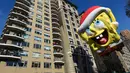 Balon raksaksa berbentuk Spongebob ikut meramaikan Parade Thanksgiving Day di New York City (26/11/2015). Beragam balon raksaksa yang dibuat seperti tokoh animasi menjadi suguhan utama dalam perayaan tersebut. (AFP Photo/Timothy A. Clary)