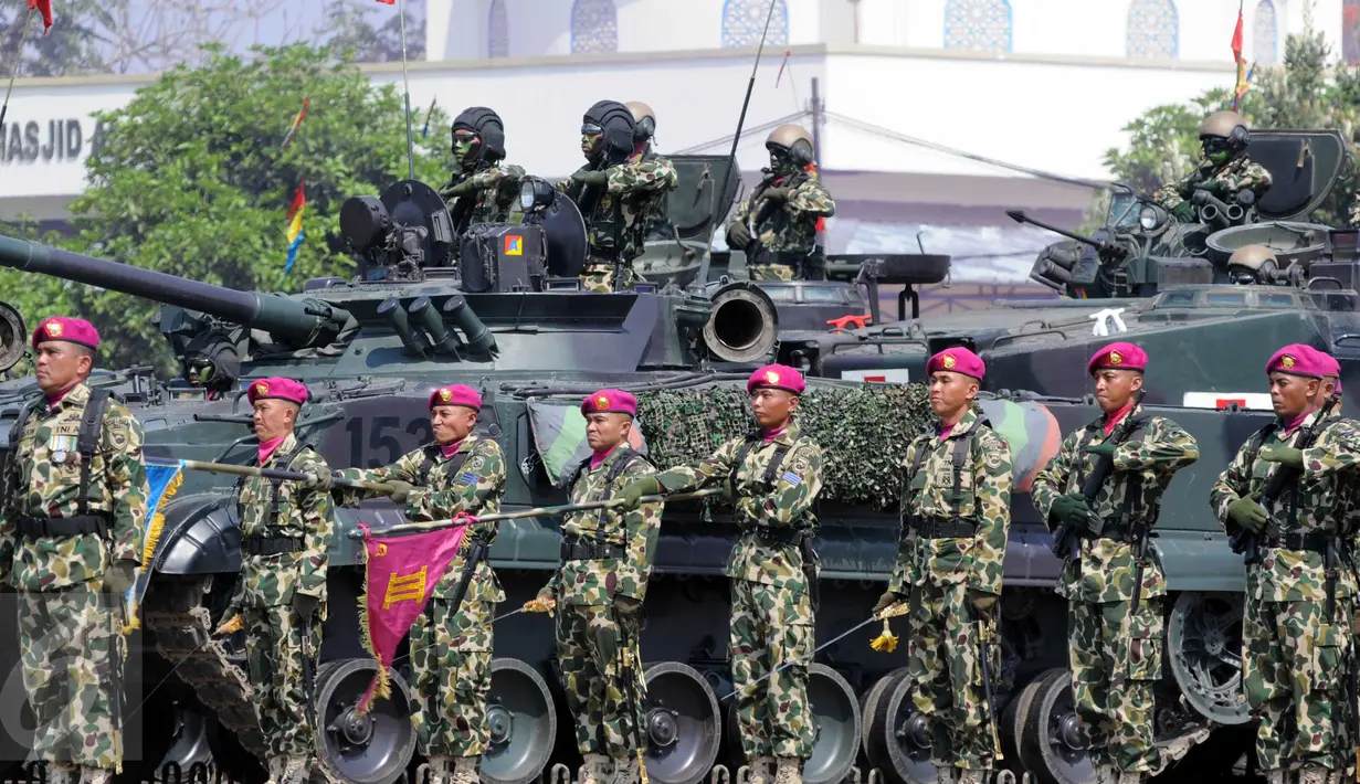 Prajurit TNI AL mengikuti upacara perayaan Hari Korps Marinir TNI AL yang ke-70 di Markas Marinir Cilandak, Jakarta Selatan, (15/11/2015). Pada dirgahayunya kali ini mengusung tema 'Kuat Bersama Rakyat Berkarakter Maritim'. (Liputan6.com/Helmi Afandi)