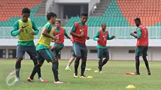 Pemain menjalani latihan dalam proses seleksi Timnas Indonesia gelombang kedua di Stadion Pakansari, Cibinong, Bogor, Jawa Barat, Selasa (16/8). Seleksi dilakukan untuk memilih pemain yang akan bermain di Piala AFF 2016. (Liputan6.com/Immanuel Antonius)