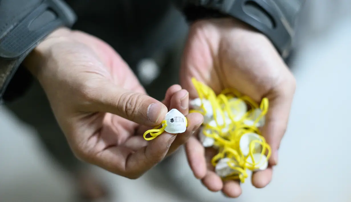 Masker Action figure karakter pemrotes pro-demokrasi Hong Kong terpajang di sebuah etalase toko di Hong Kong (14/1/2020). (AFP Photo/Philip Fong)