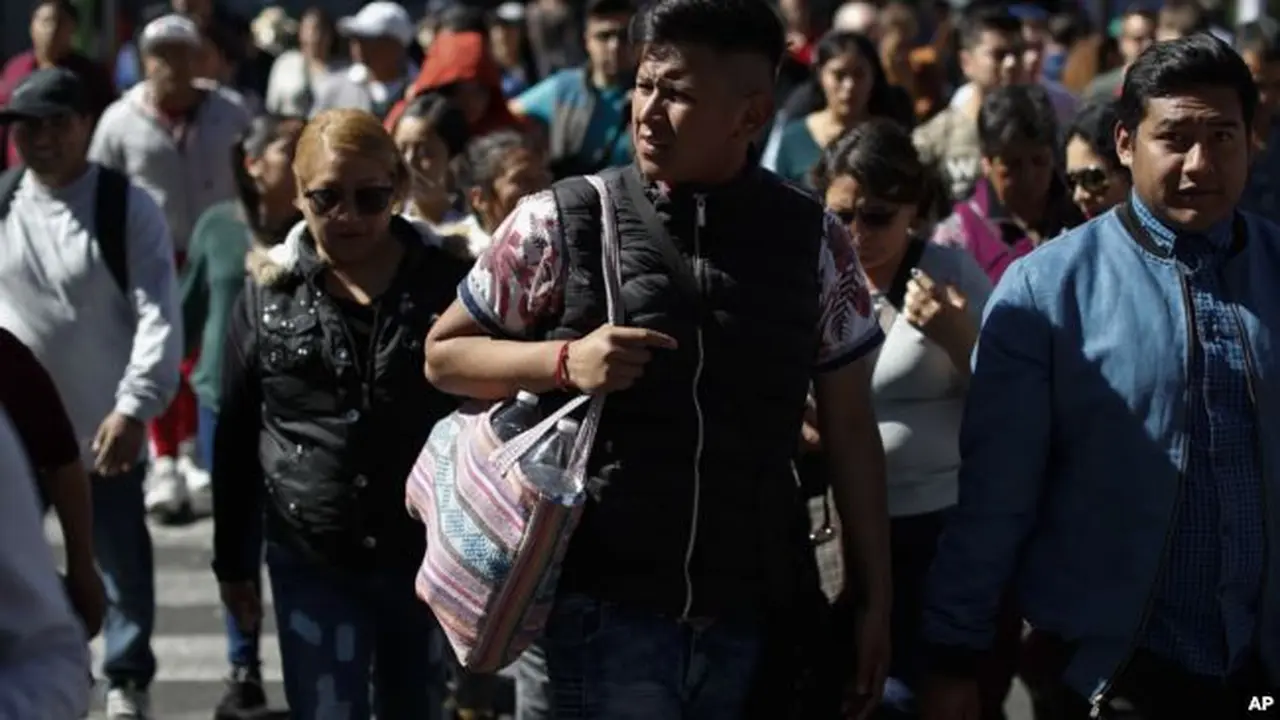 Seorang pria menggunakan tas kain untuk membawa belanjaannya di Mexico City, Rabu, 1 Januari 2020.