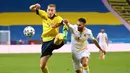Gelandang Swedia, Dejan Kulusevski (kiri) berebut bola dengan ber Armenia, Andre Calisir dalam laga uji coba menjelang berlangsungnya Euro 2020 di Solna, Sabtu (5/6/2021). Swedia menang 3-1 atas Armenia. (AFP/Jonathan Nackstrand)