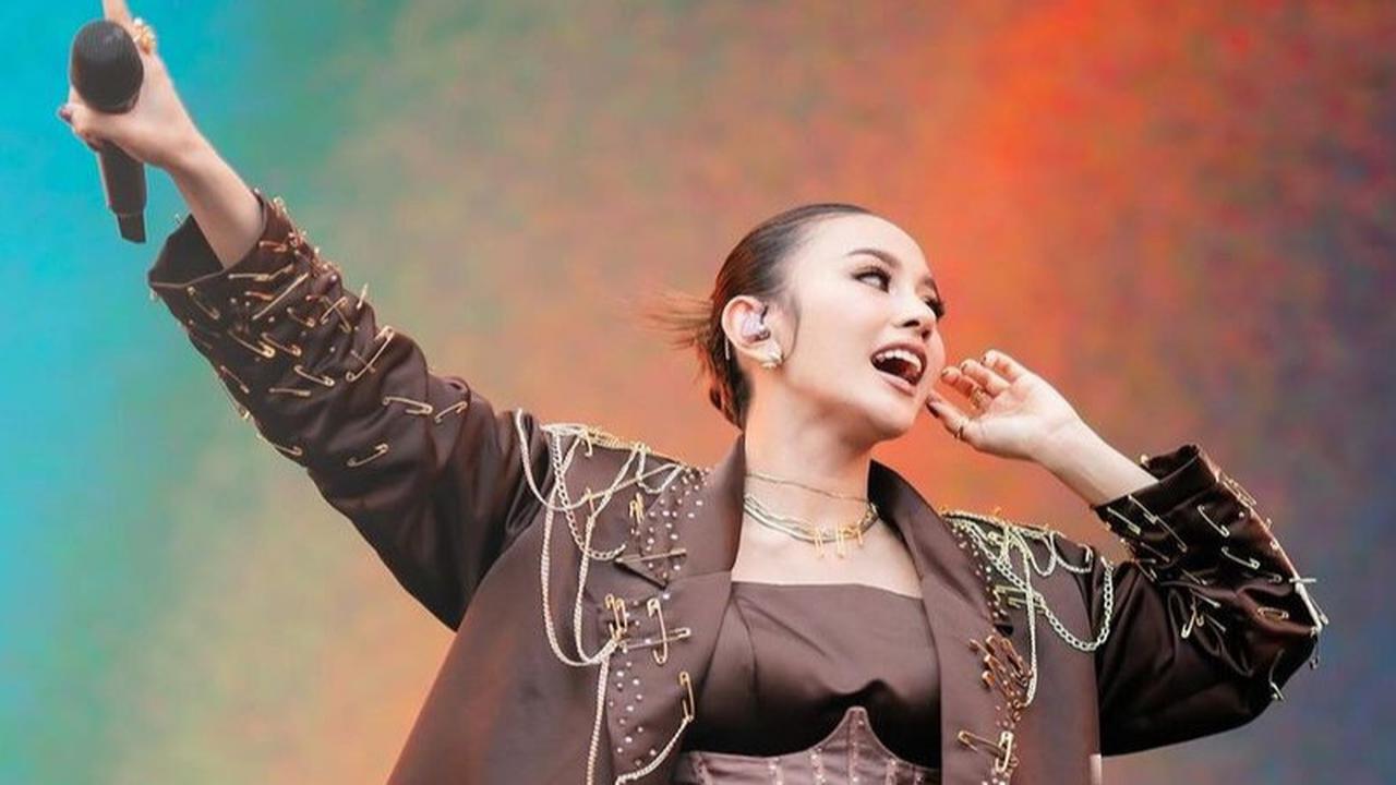 Potret Cantik Mahalini Pakai Kostum Unik di Atas Panggung, Peniti yang Dipakainya Banyak Sekali