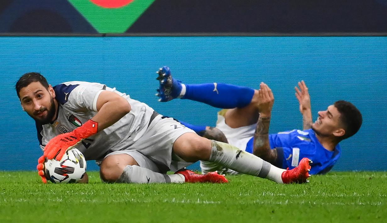 Gianluigi Donnarumma. Ia hanya mampu membawa Italia menempati posisi kedua Grup C di bawah Swiss dan harus memainkan laga play-off. Jika lolos, Piala Dunia 2022 merupakan Piala Dunia pertamanya. (AFP/Franck Fife)