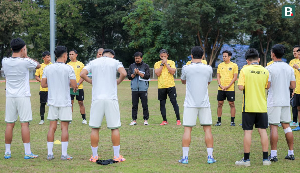 Pelatih dan pemain Timnas Indonesia U-22 berdoa saat menggelar sesi latihan jelang laga melawan Myanmar pada laga terakhir Grup C SEA Games 2025. (Bola.com/Bagaskara Lazuardi)