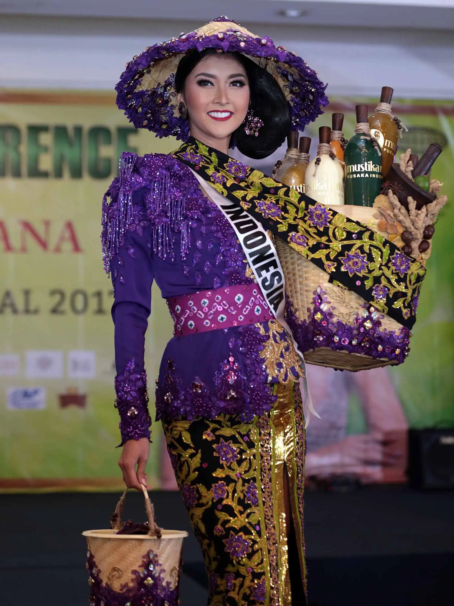 National Costume karya Annisa Feby yang akan dikenakan Kevin Lilliana di ajang Miss International 2017. (Foto: Deki Prayoga/Bintang.com)
