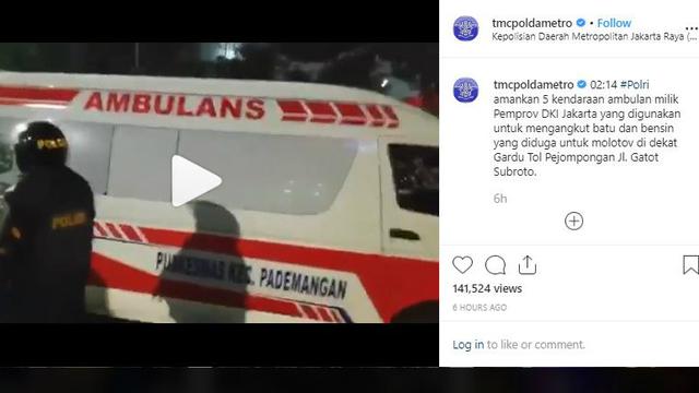 Ambulans diduga mengangkut batu.