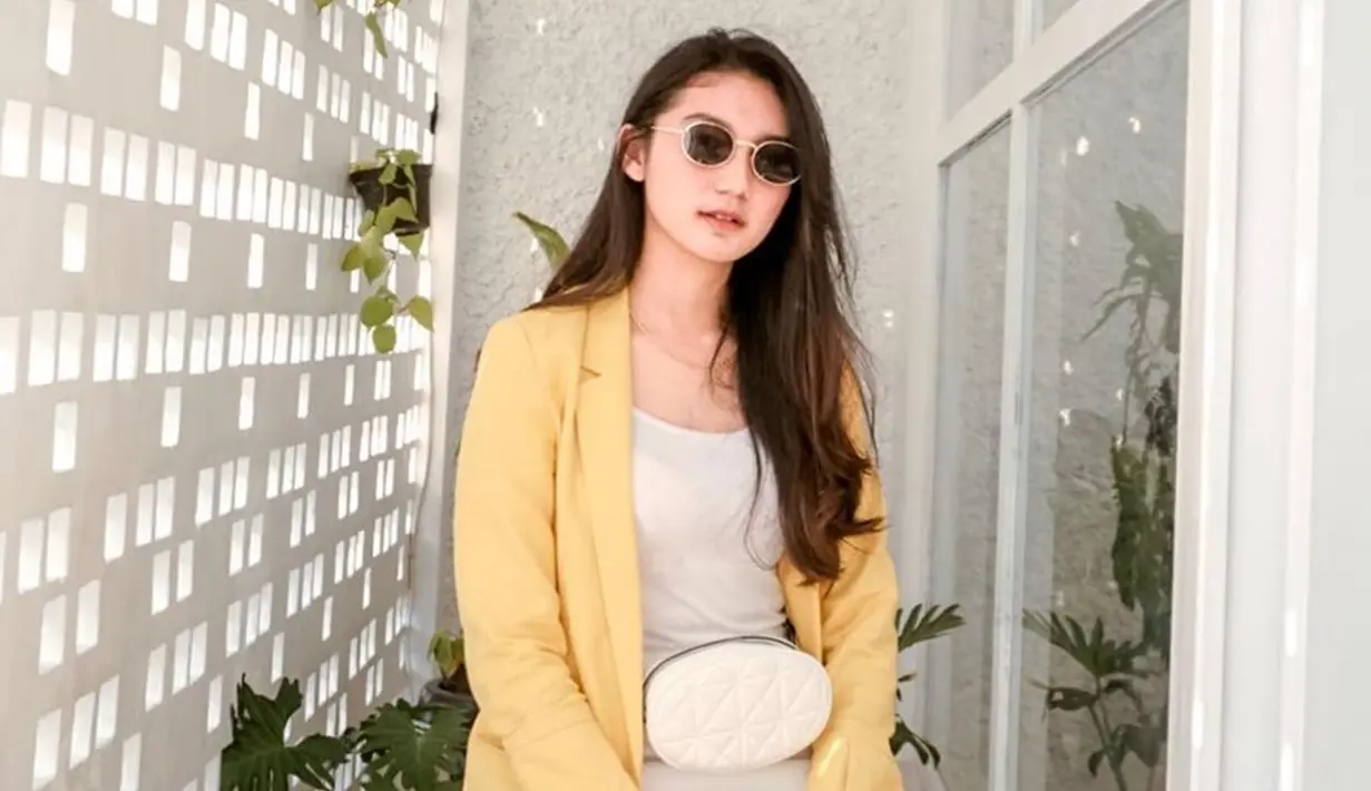 Tampak cerah dan tampil memesona dengan outfit warna kuning, OOTD Fiolina Tejaay satu ini semakin memancarkan pesonanya. Padukan inner warna putih dengan blazer warna kuning, padu padan simpel Fiolina Tejaay ini tetap terlihat stylish. Pakai kacamata hitam untuk mendukung penampilannya, Fiolina makin keren. (Liputan6.com/IG/@fiolinatejaay)