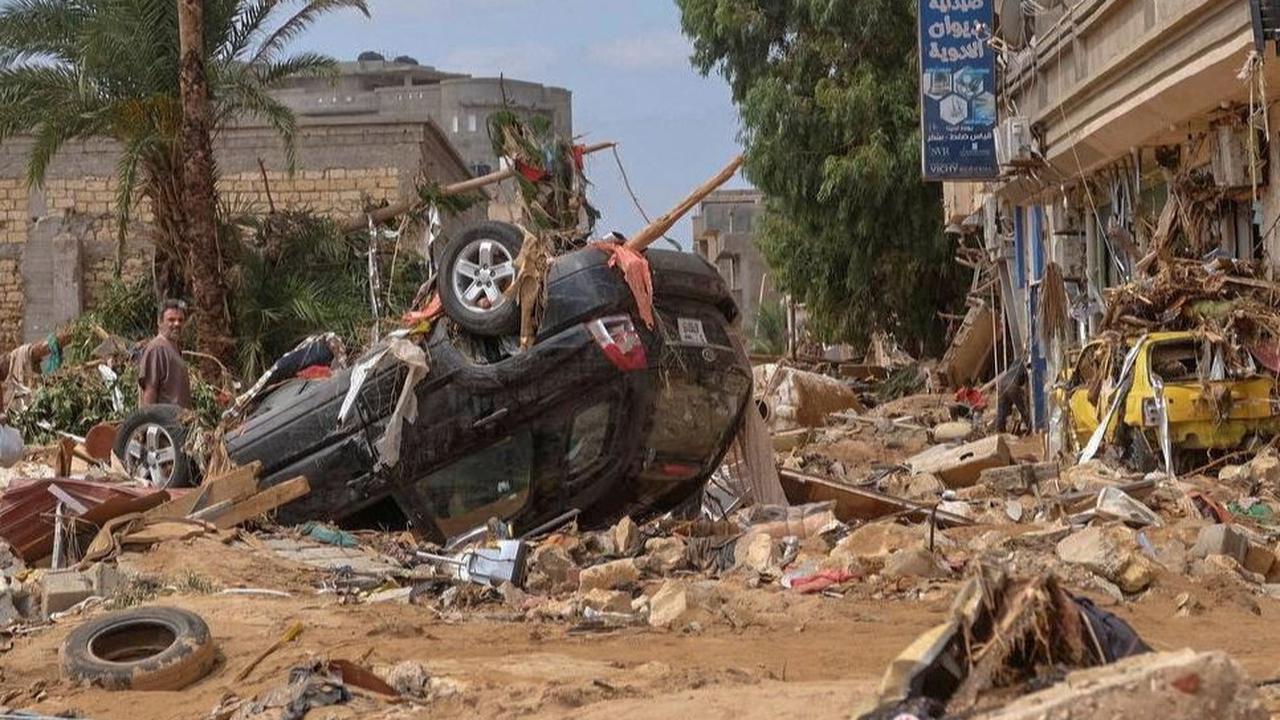Banjir besar yang dipicu oleh Badai Daneil telah menimbulkan kerusakan rumah-rumah warga, menghanyutkan kendaraan hingga sarana umum lainnya di Kota Derna, Libya timur.<br>