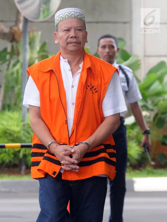 Tangan kanan Bupati nonaktif Labuhanbatu Pangonal Harahap, Thamrin Ritonga dengan tangan diborgol berjalan tiba di gedung KPK, Jakarta, Kamis (3/10). Thamrin Ritonga diperiksa sebagai tersangka. (Merdeka.com/Dwi Narwoko)