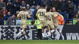 Bek Chelsea, Ben Chilwell (kanan) diberi selamat oleh rekan setimnya setelah mencetak gol ke gawang Leicester City pada pertandingan lanjutan Liga Inggris di stadion King Power di Leicester, Inggris, Minggu (12/3/2023). Hasil ini membuat Chelsea masih menempati peringkat ke-10 klasemen dengan raihan 37 poin dari 26 laga. (AP Photo/ Rui Vieira)