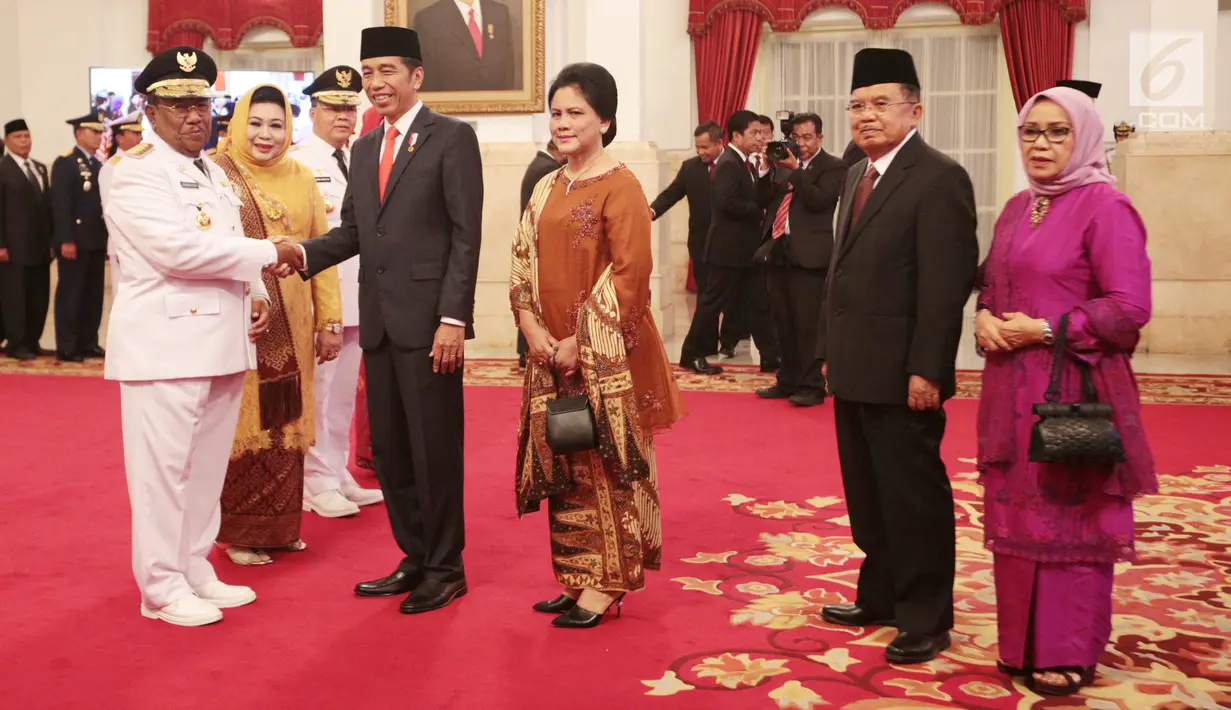 Presiden Joko Widodo bersalaman dengan Wan Thamrin Hasyim usai dilantik menjadi Gubernur Riau di Istana Negara, Jakarta, Senin (10/12). Wan Thamrin menggantikan Arsyadjuli Andi Rachman yang memilih mundur dari jabatannya. (Liputan6.com/Angga Yuniar)
