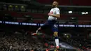 Gelandang Tottenham, Lucas Moura, merayakan gol yang dicetaknya ke gawang Southampton pada laga Premier League di Stadion Wembley, London, Rabu (5/12). Tottenham menang 3-1 atas Southampton. (AFP/Ian Kington)