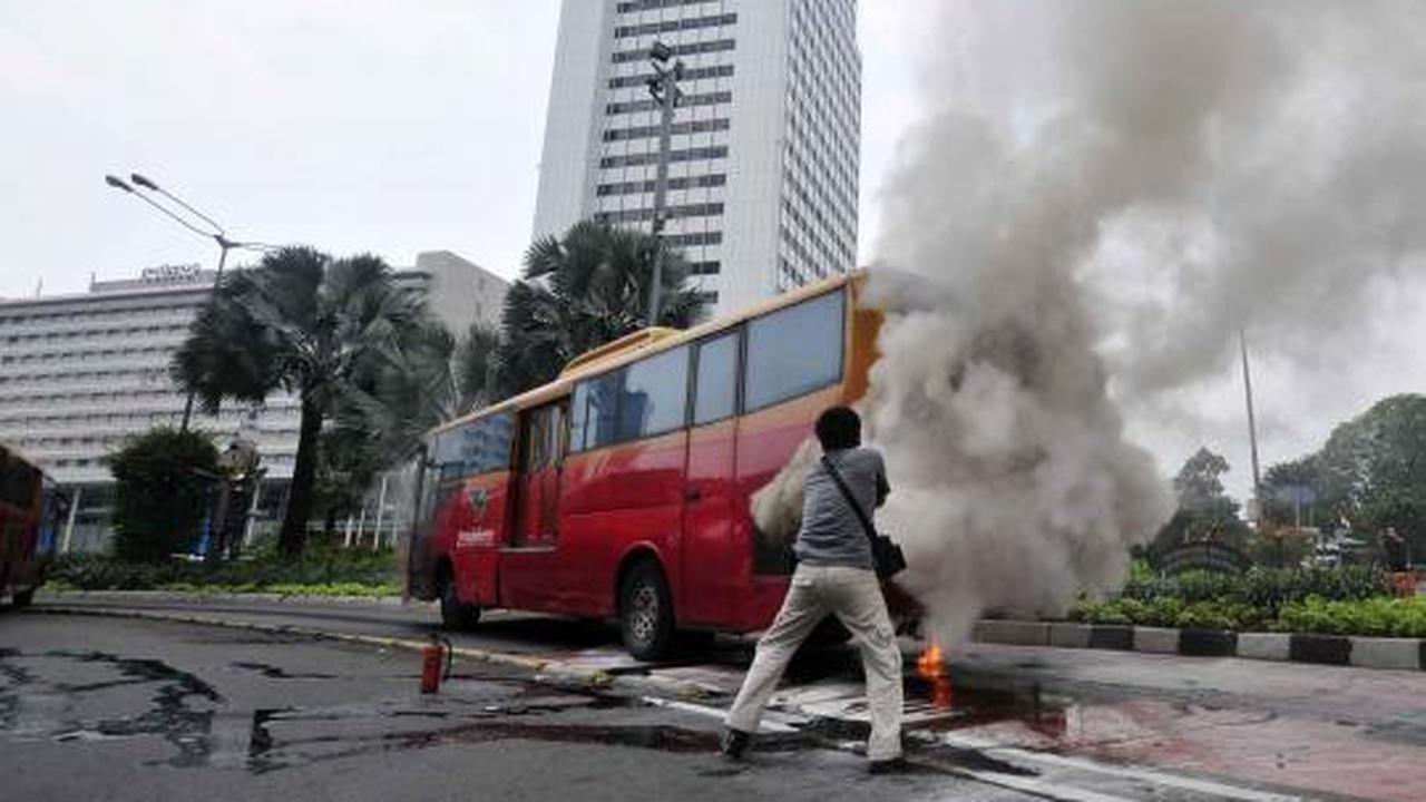 Bus Transjakarta membara