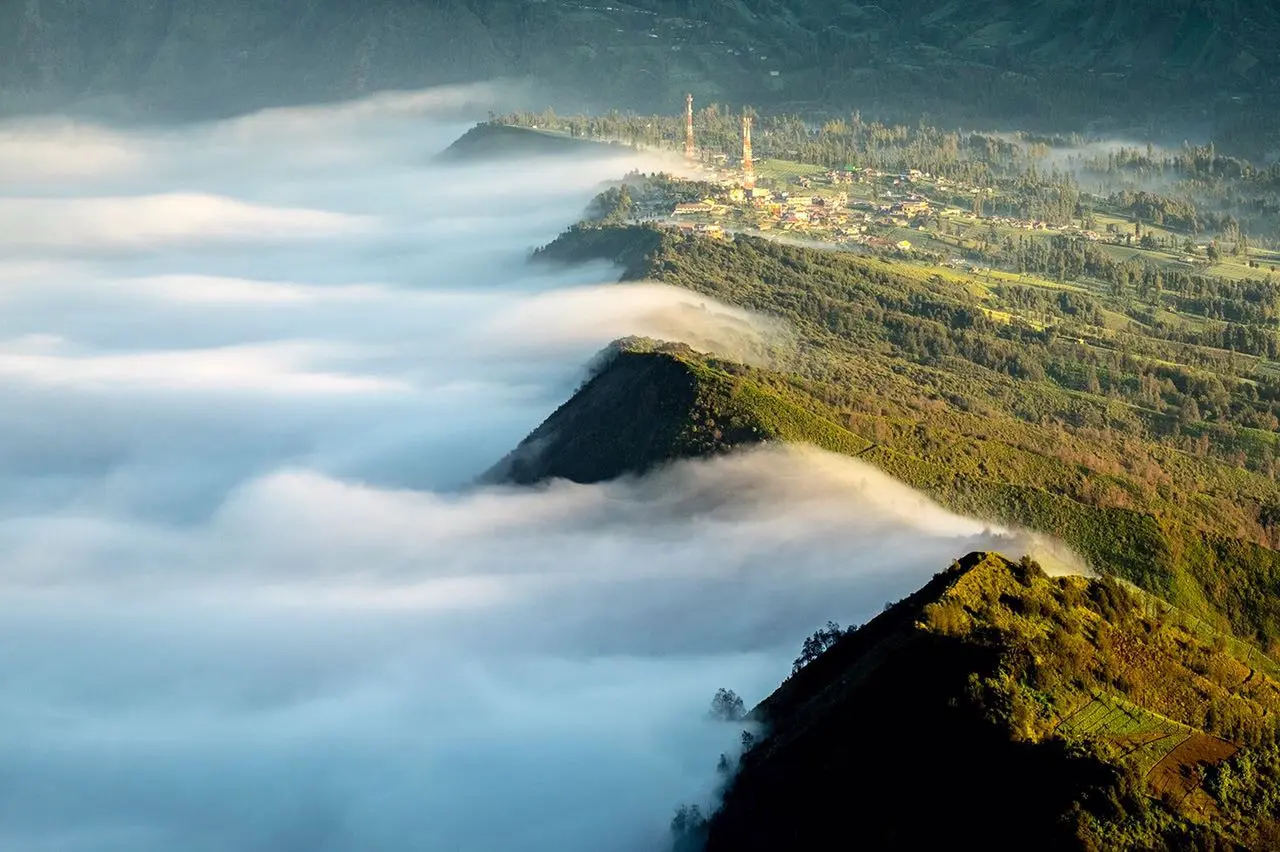 Awan tumpah dilihat dari Bukit 29 atau puncak B29 di Kabupaten Lumajang, Jawa Timur. (Sendy Aditya Saputra/Kemenpar/Wonderful Indonesia)