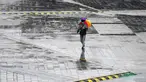 Seorang pria berjalan di bawah guyuran hujan yang dipicu Topan Haishen di Changchun, Provinsi Jilin, China, 8 September 2020. Hujan deras melanda sebagian besar wilayah Kota Changchun sejak Senin malam waktu setempat hingga Selasa yang dipicu Topan Haishen, topan ke-10 tahun ini. (Xinhua/Xu Chang)